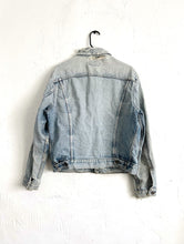 Load image into Gallery viewer, Vintage 90s Distressed Light Wash Levi&#39;s Denim Jacket