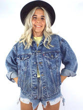 Load image into Gallery viewer, Vintage 90s Faded Dark Wash Levi&#39;s Denim Jacket