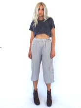 Load image into Gallery viewer, Vintage 80s Grey and White High-Waist Seersucker Gaucho Pants Size Small