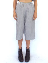 Load image into Gallery viewer, Vintage 80s Grey and White High-Waist Seersucker Gaucho Pants Size Small