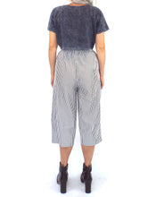 Load image into Gallery viewer, Vintage 80s Grey and White High-Waist Seersucker Gaucho Pants Size Small