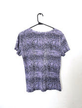 Load image into Gallery viewer, Vintage Y2K Textured Lavender Snake Print Tee
