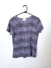 Load image into Gallery viewer, Vintage Y2K Textured Lavender Snake Print Tee