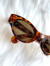 Load image into Gallery viewer, Vintage Gold Stud Tortoiseshell Cat-Eye Sunglasses Retro