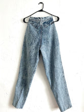 Load image into Gallery viewer, Vintage 90s Acid Wash High Waist Mom Jeans -- Size 26