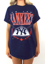 Load image into Gallery viewer, Vintage 90s Navy Blue Oversized New York Yankees Tee