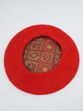 Load image into Gallery viewer, vintage red wool beret with lining