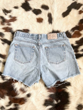 Load image into Gallery viewer, Vintage 90s Light Wash High-Waisted Denim Cut-Off Shorts -- Size 31