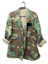 Load image into Gallery viewer, Vintage Oversized Camouflage Print Army Jacket - Size Small/Medium