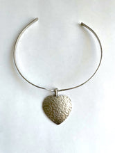 Load image into Gallery viewer, Vintage 80s Faux Silver Hammered Metal Heart Choker