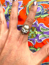 Load image into Gallery viewer, Unisex Vintage 90s Faux Silver Alien Skull Ring