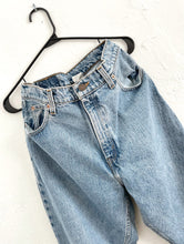 Load image into Gallery viewer, Vintage 90s Medium Wash Levi&#39;s High Waist Mom Jeans -- Size 32
