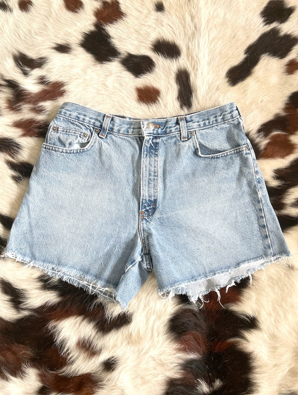 Vintage 90s Light Wash High-Waisted Denim Cut-Off Shorts -- Size 31