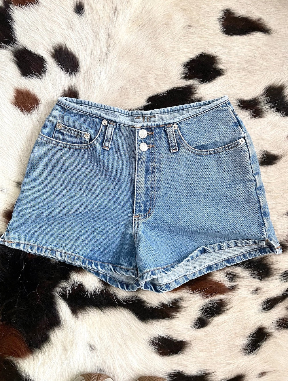 Vintage 90s High-Waist Medium Wash Denim Shorts -- Size 26