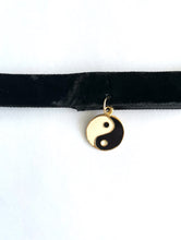 Load image into Gallery viewer, Vintage 90s Black Velvet Yin Yang Choker